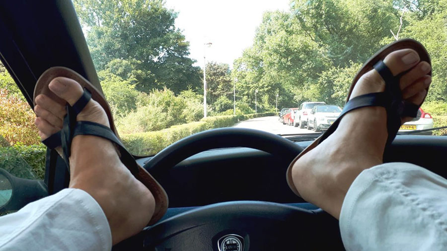 De Guardia Civil verduidelijkt of het toegestaan is om te rijden met slippers aan