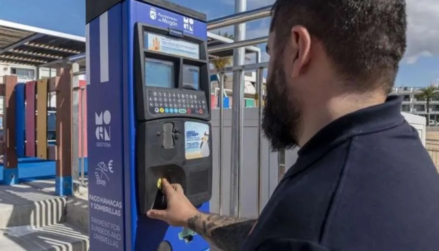 Mogán introduceert nieuw betalingssysteem voor ligbedden en parasols op haar stranden