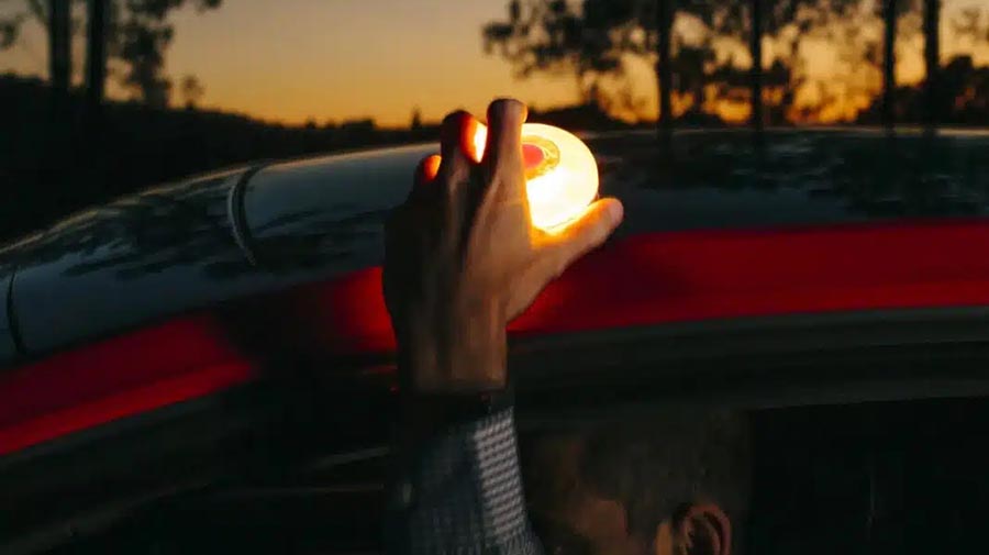 „Help Flash“ waarschuwingslicht V-16 met GPS is vanaf januari 2026 verplicht in de auto!