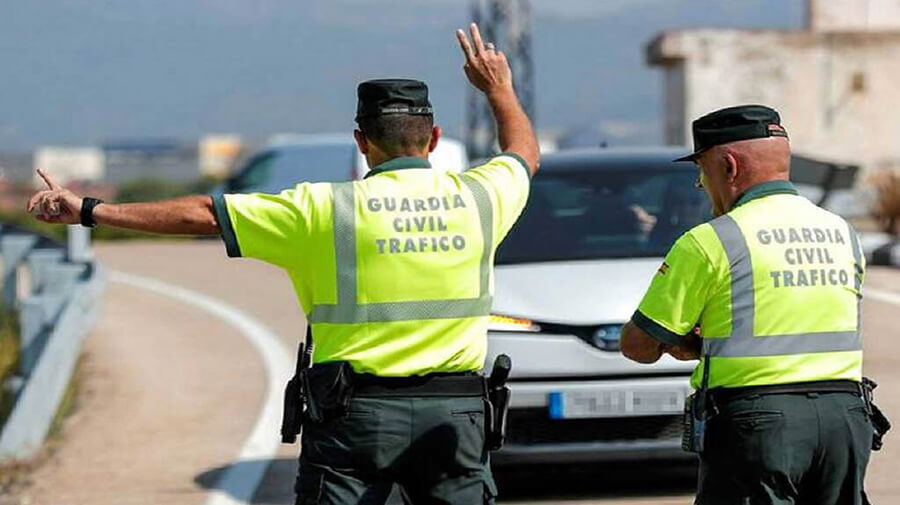 Guardia civil voegt controle van het dashboardkastje toe aan een verkeersstop