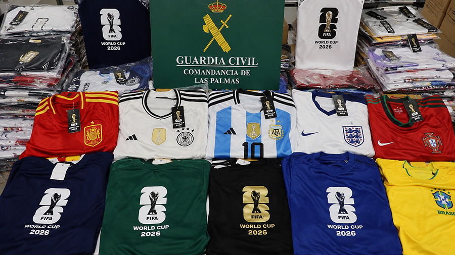Meer dan 1.200 nep-WK-voetbalshirts in beslag genomen op Gran Canaria