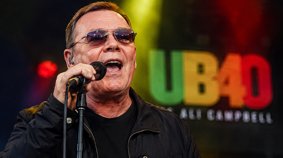 Ali Campbell van UB40 brengt de iconische reggaeklanken naar de Canarische Eilanden